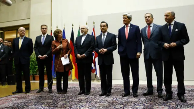 歐盟外交和安全政策高級代表阿什頓（左三）在日內瓦聯合國分部向媒體記者講話（24/11/2013）