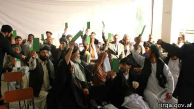 شیوه تصمیم‌گیری در لویه جرگه‎ها نسبت به جرگه‌های قومی مدرن‌تر است