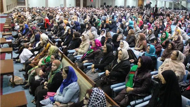 ولسمشر کرزي جرګه والو ته وویل، افغانستان تل جګړه ګټلې، خو سیاسی یې بایللی، پرېږدئ زه سیاست وکړم او افغانستان له ناوړه عاقبته وژغورم.