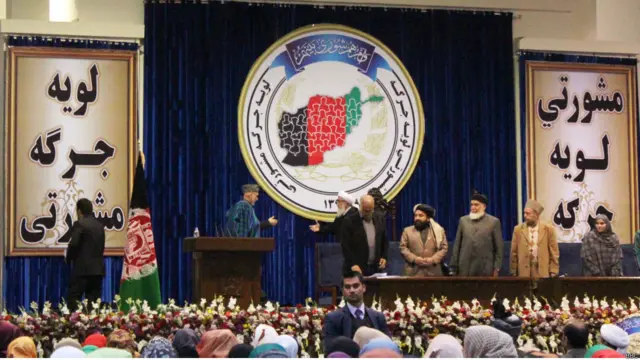 صبغت الله مجددي وویل، که ولسمشر کرزی دغه تړون لاسلیک نه کړي له افغانستانه به هجرت وکړي.