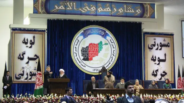 د مخکینی شرط په توګه ولسمشر کرزي د افغانانو پر کورونو د امریکایانو چاپو بندولو غوښتنه وکړه. 