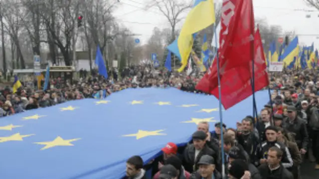 Колонна демонстрантов идет в сторону площади с символическим названием - Европейская