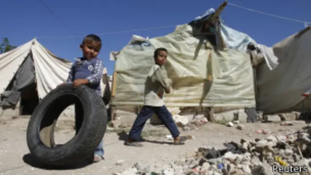 Crianças sírias em campo de refugiados no Líbano