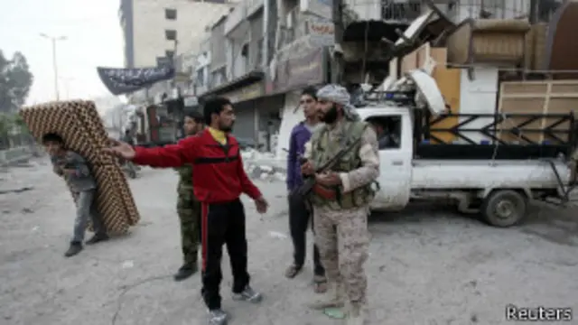 د سوریې ازاد پوځ مشر وايي، بشارالاسد د خبرو له مسالې په ګټې اخیستو یې جګړې ته دوام ورکړی.