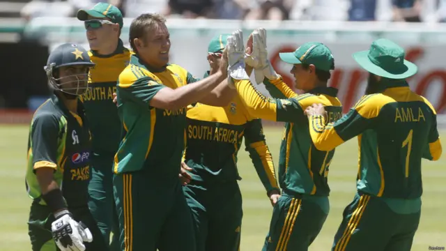 اس میچ کے لیے جنوبی افریقی ون ڈے ٹیم میں آل راؤنڈر ژاک کیلس کی تقریباً دو برس بعد واپسی ہوئی ہے۔