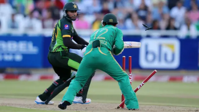 ناصر جمشید کو سٹین نے آؤٹ کیا۔ انھوں نے 24 رنز بنائے۔ 