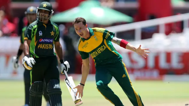 پاکستانی بلے باز ایک مرتبہ پھر جنوبی افریقہ کے بالرز کے سامنے زیادہ کامیاب نہیں ہوئے۔ جنوبی افریقہ کے بالرز سٹین اور مورکل نے تین تین وکٹیں حاصل کیں۔