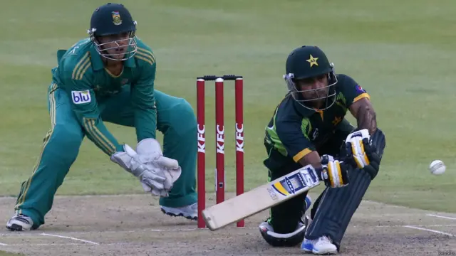 پاکستان کے ٹی ٹوئنٹی کے کپتان محمد حفیظ پانچ رنز پر آؤٹ ہوئے۔ پاکستانی اننگز میں نمایاں بلے باز انور علی رہے جنھوں نے 43 رنز بنائے اور ناٹ آؤٹ رہے۔