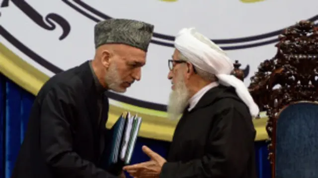 جمعرات کو لویا جرگے کے آغاز کے موقع پر افغان صدر نے عمائدین سے اس معاہدے کی حمایت کا مطالبہ ضرور کیا تھا تاہم ان کا کہنا تھا کہ وہ آئندہ سال اپریل میں افغانستان میں ہونے والے انتخابات سے پہلے اس پر دستخط نہیں کریں گے