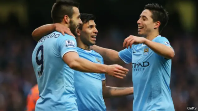 Negredo (kiri), Aguero dan Nasri (kanan) merayakan gol kelima City atas Tottenham