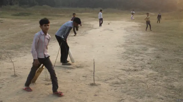 कब्रिस्तान की ज़मीन पर बनाई पिच