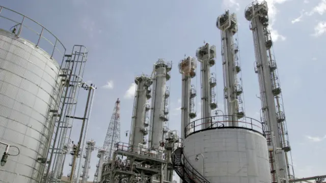 ایران اور عالمی طاقتوں کے مابین طے پانے والے اس معاہدے کے تحت ایران اپنے افزودہ یورینیم کے ذخائر کو کم کرے گا