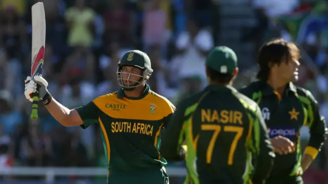 جنوبی افریقہ کی ٹیم 195 رنز بنا کر آؤٹ ہو گئی۔ جنوبی افریقہ کی جانب سے کیلس نے 50 اور ڈومنی نے 49 رنز بنائے۔