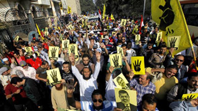 يحمل مؤيدو مرسي علامة صفراء تشير لمنطقة رابعة التي شهدت فضا لاعتصام لمؤيدي الإخوان المسلمين بالقوة