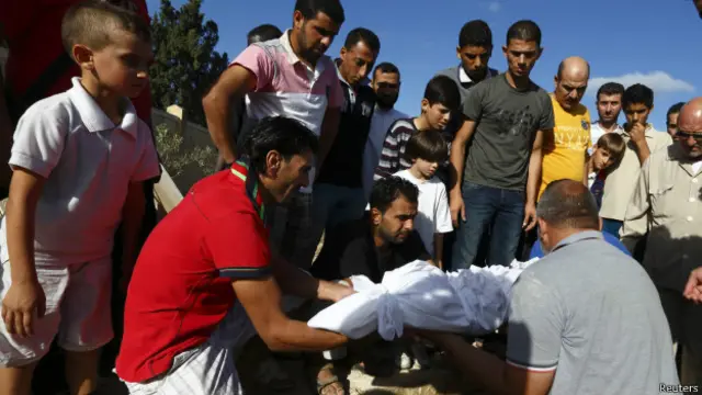 Enterro de criança imigrante em Lampedusa (Reuters)