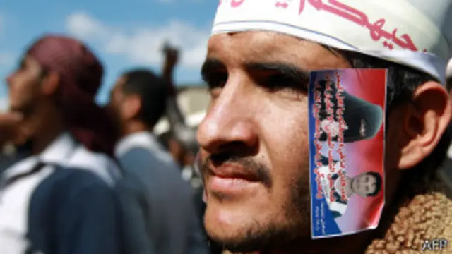 Многие йеменцы пришли в воскресенье к зданию суда, чтобы поддержать Худу