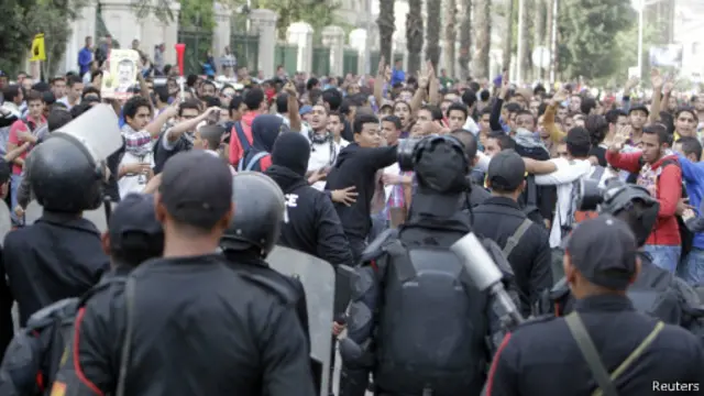 تظاهر الآلاف من أنصار الرئيس المعزول تزامنا مع صدور قانون التظاهر الجديد