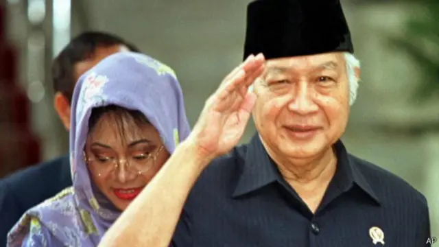 Setelah Suharto mengundurkan diri, masyarakat mengungkit berbagai kasus pelanggaran HAM.