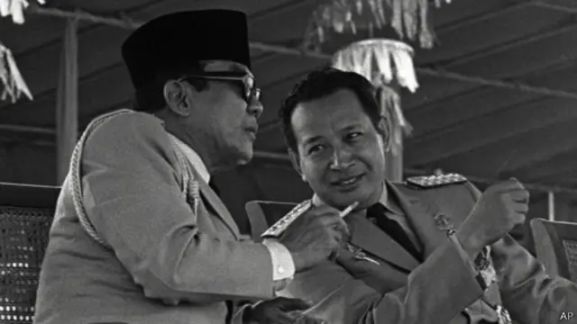 Suharto (kanan) menjauhkan masyarakat dari politik, sebagai koreksi terhadap Orde Lama.