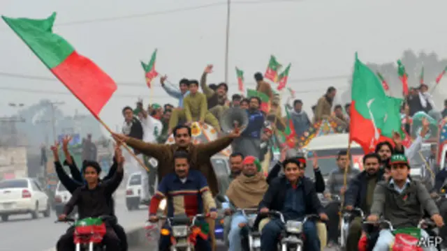 پاکستان تحریک انصاف صوبہ خیبر پختونخوا کے نیٹو سپلائی خلاف دھرنے دے رہی