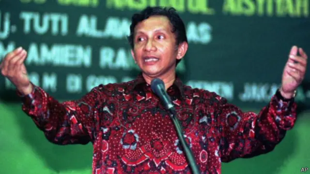 Politisi Amien Rais meminta partai Islam melakukan koalisi partai nasionalis.