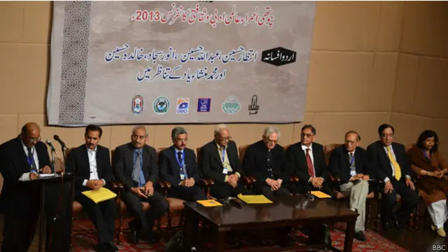 لاہور میں عالمی اردو ثقافتی کانفرنس کے موقعے پر اہم ادیب اور نقاد سٹیج پر بیٹھے ہوئے ہیں