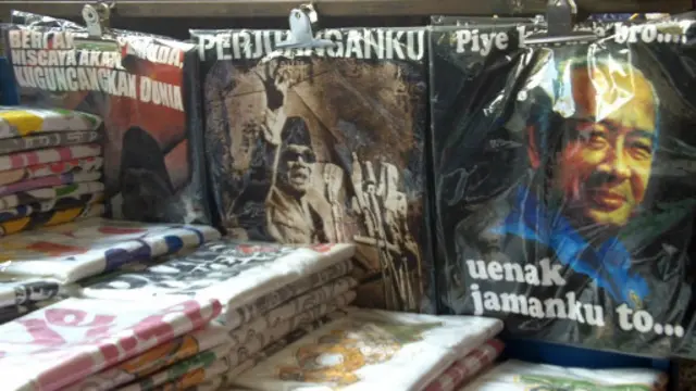 Kaus bergambar Suharto bersanding dengan kaus Sukarno di Malioboro, Yogyakarta.