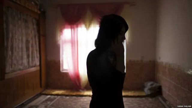 زنی پای تلفن. عکس از سارا مالیان