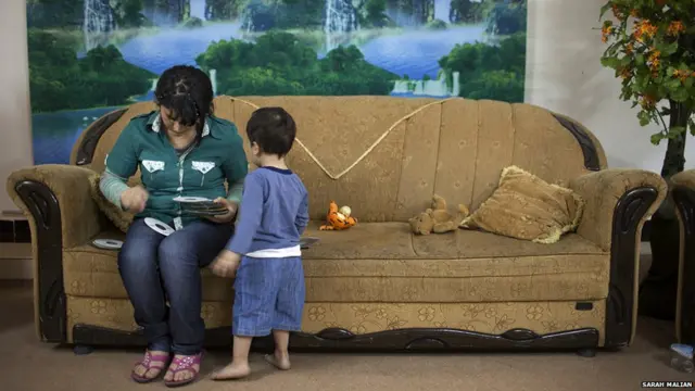 زن و فرزندش در خانه امن. عکس از سارا مالیان