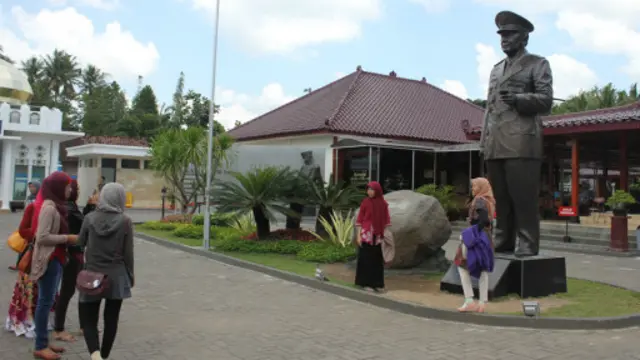 Museum Suharto di Bantul, Yogyakarta, didirikan oleh Probosutedjo, adik tiri Suharto.