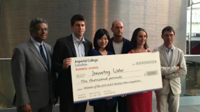 施颜萱（左三）与团队成员赢得1万英镑奖金