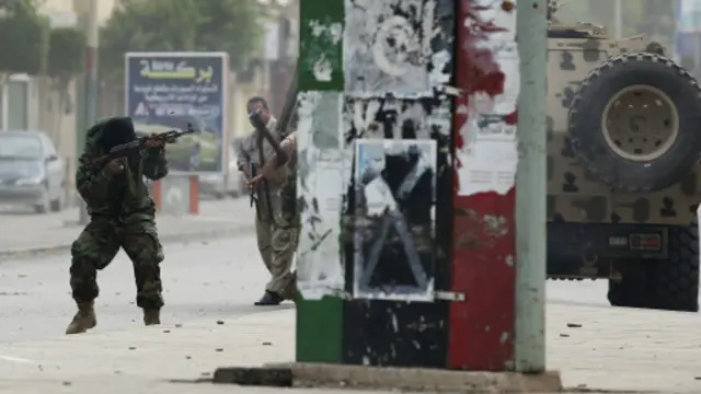 الاشتباكات بدأت في ساعة مبكرة من صباح الاثنين.