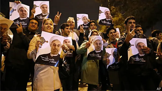 Iranianos foram para o aeroporto com fotos do presidente Hassan Rouhani (AP)