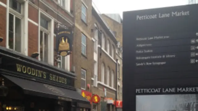 这块标牌不仅是地标，更意味着Petticoat Lane Market已经成为伦敦的百年景点，对游人免费开放。