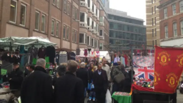 “衬裙巷”的第一个摊主说笑道：以前这条巷子里，有人会发现自己买到手的衬裙，正是以前被偷的那一条。