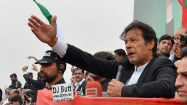 عمران خان کی قیادت میں تحریک انصاف نے گذشتہ برس ہونے والے انتخابات میں مبینہ دھاندلی کے خلاف ملک کے مختلف شہروں میں احتجاجی جلسوں کا سلسلہ شروع کر رکھا ہے