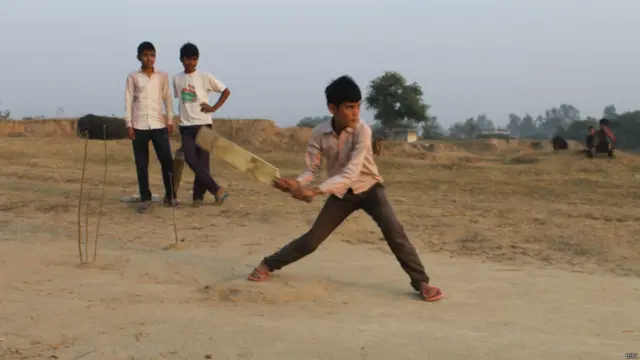 क़ब्रिस्तान में बनी पिच