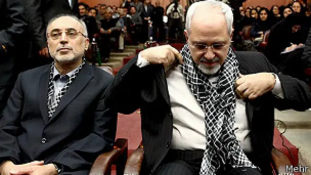 آقای ظریف در این مراسم چفیه انداخت و سخنرانی کرد