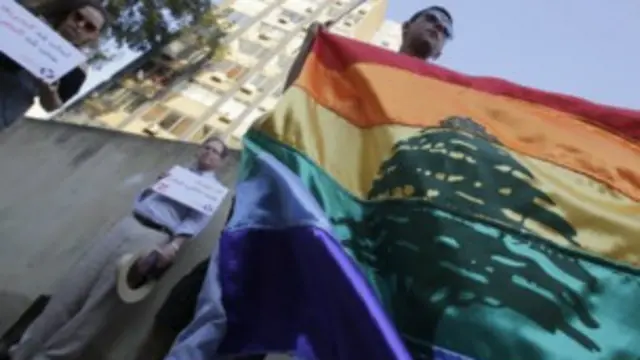 نشطاء يدافعون عن حقوق المثليين يطالبون بتعديل قانون العقوبات اللبناني.