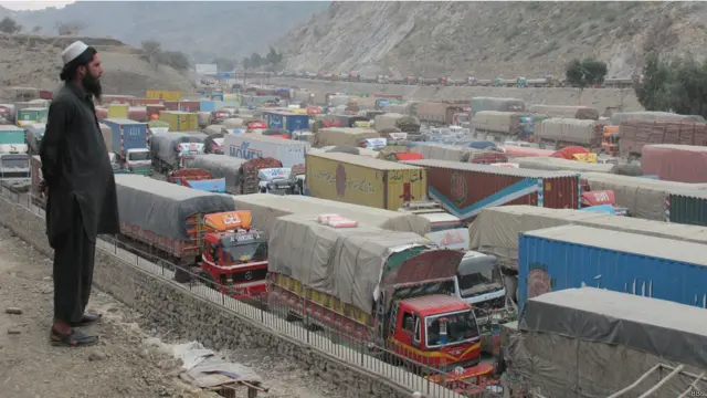تحریکِ انصاف کی جانب سے نیٹو سپلائی روکے جانے کے اعلان کے بعد طورخم کے مقام پر پاکستان اور افغان کی سرحد بند کر دی گئی جس سے وہاں ٹرکوں کی قطاریں لگ گئیں: (تصاویر ولی خان شنواری)