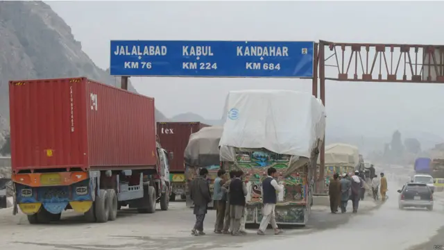 افغانستان میں تعینات امریکی اور نیٹو افواج کو خوراک اور جنگی سازو سامان کی فراہمی کا 70 فیصد حصہ طورخم سر حد کے راستے افغانستان پہنچایا جاتا ہے۔