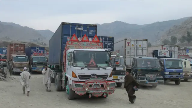 ٹرانسپورٹ تنظیموں کا کہنا ہے کہ معمول کے دنوں میں روزانہ سات ہزار کے قریب گاڑیوں کی افغانستان اور پاکستان کے درمیان آمدورفت ہوتی ہے۔