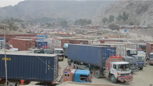 پاکستان میں افغانستان سامان کی ترسیل کا کاروبار منافع بخش ہونے کے ساتھ پر خطر بھی ہے۔ ساؤتھ ایشیا ٹیرورزم پورٹل کے مطابق گذشتہ چھ سال میں نیٹو کا سامان اور تیل لے جانے والی 288 گاڑیوں پر حملے کیے گئے جن میں 138 افراد ہلاک اور 235 زخمی ہوئے۔