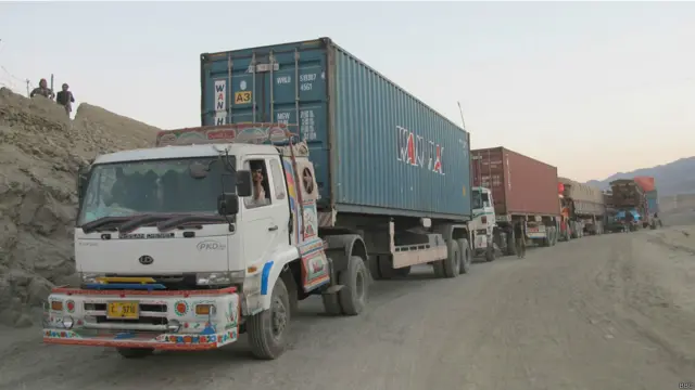 آل پاکستان گڈز ٹرانسپورٹ ویلفیئر ایسوسی ایشن نے بھی تحریکِ انصاف کے دھرنے کے دوران ڈرائیوروں پر تشدد کے واقعات کے بعد پاکستان سے افغانستان جانے والے تمام سامان کی ترسیل تحفظ فراہم ہونے تک روک دی ہے۔