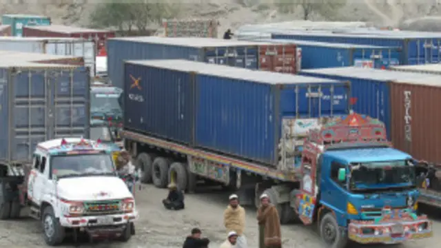 پاکستان کې د افغانستان ډېری اکمالاتي توکي وړونکي ګاډي له ډېر خطر سره مخامخ وي، د سوېلي اسیا د ترهګرۍ څارو د ادارې د شمېرو له مخې، په تېرو شپږو کلونو کې د ناټو پر اکمالاتي لاریو پاکستان کې ۲۸۸ بریدونه شوي، چې ۱۳۸ کسان په کې وژل شوي او ۲۳۵ نور ټپیان دي. 