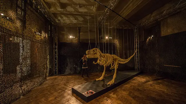 Americano faz esculturas gigantescas com até 80 mil peças do brinquedo.