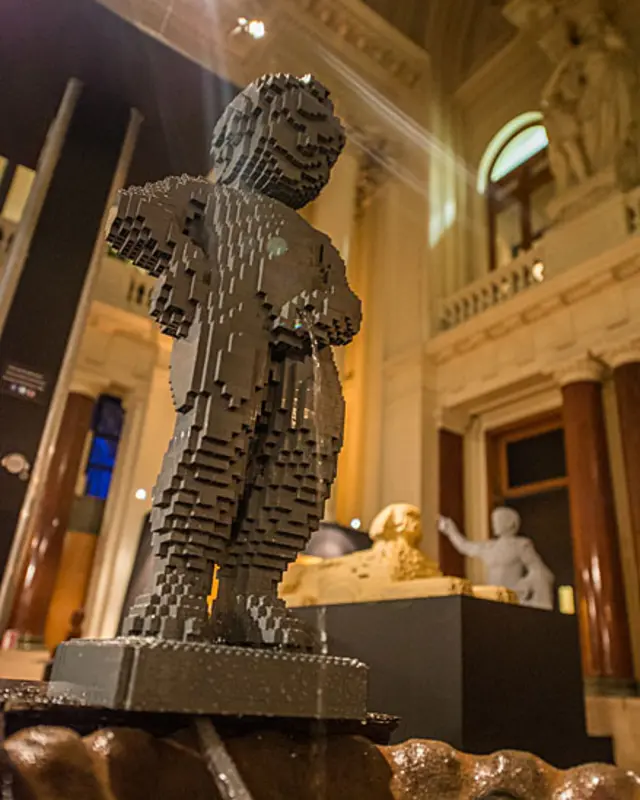 Americano faz esculturas gigantescas com até 80 mil peças do brinquedo.