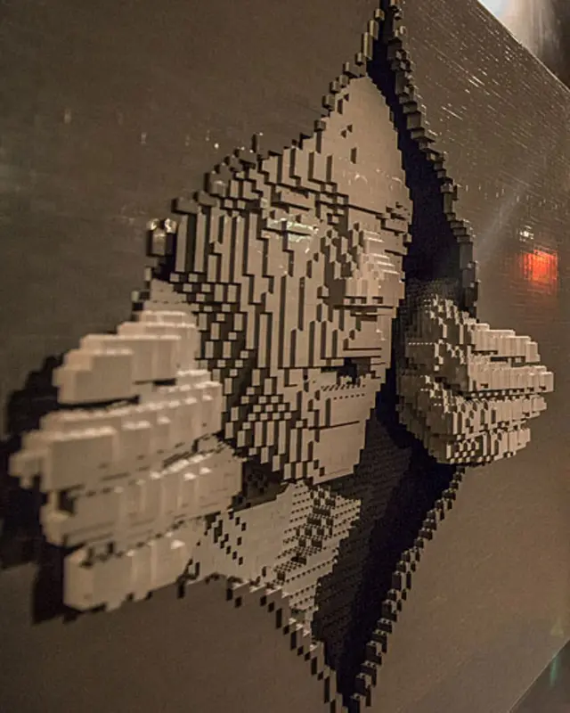 Americano faz esculturas gigantescas com até 80 mil peças do brinquedo.