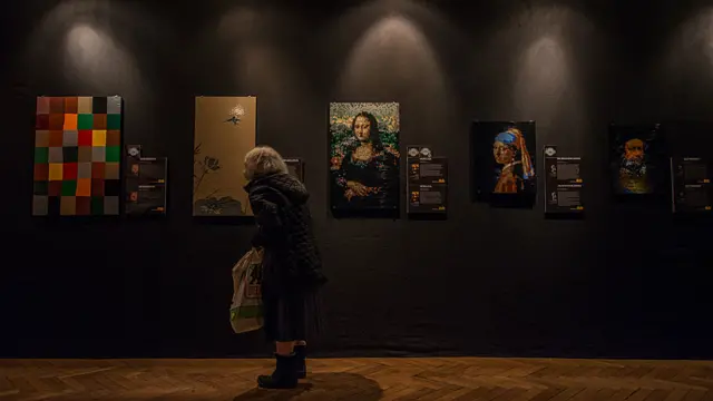 Americano faz esculturas gigantescas com até 80 mil peças do brinquedo.