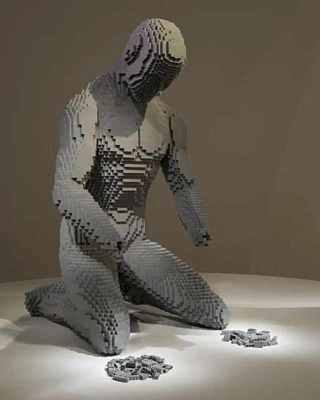 Americano faz esculturas gigantescas com até 80 mil peças do brinquedo.